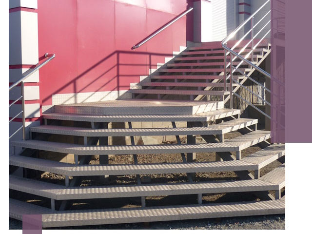 Лестницы для магазина в Ярославле — изготовление и монтаж